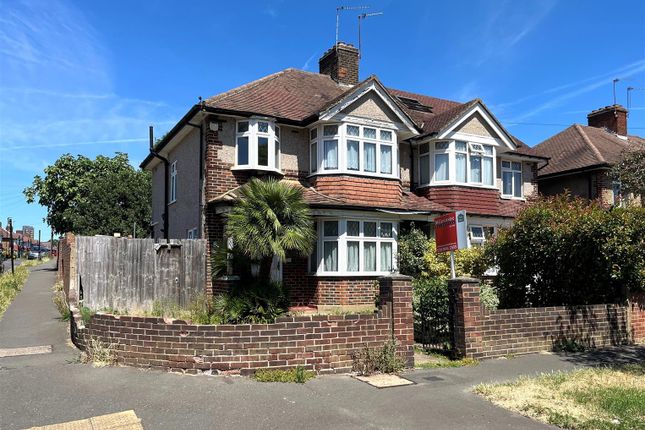 3 bed property, in Whitton Dene, £599,950