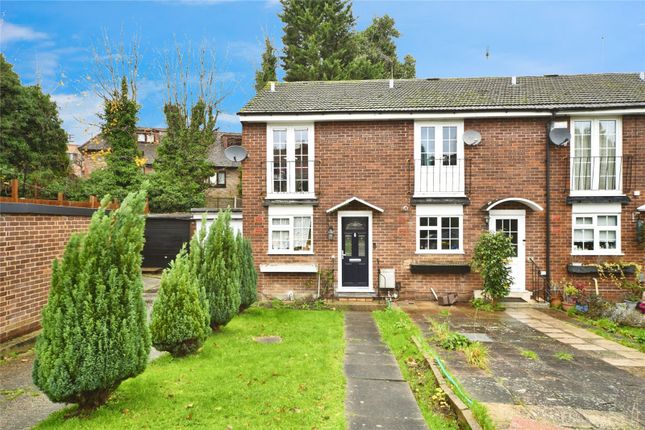 2 bed property, in Pine Close, £550,000