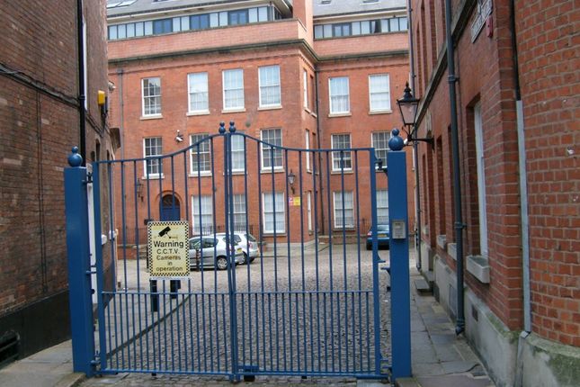 1 bed property, in Kings Court, £135,000