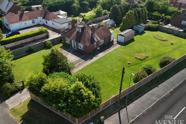 2 bed property, in Moss Lane, £280,000