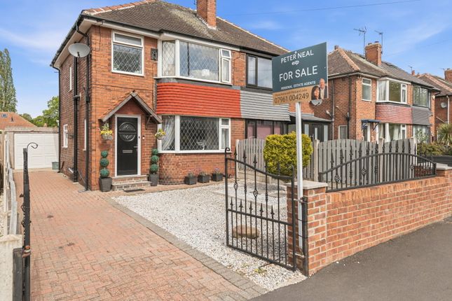 3 bed property, in Pendas Way, £270,000