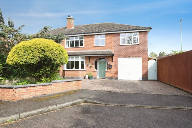 5 bed property, in Hartland Drive, £390,000