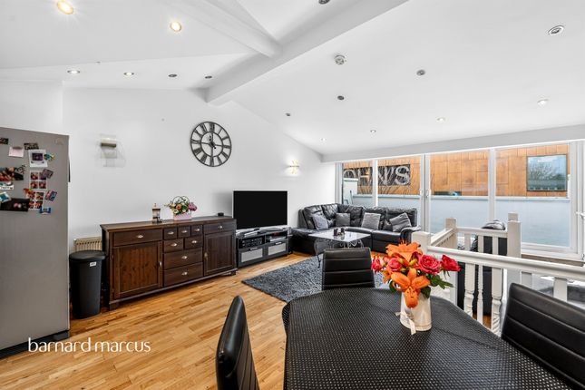 3 bed property, in St. John's Hill, £475,000