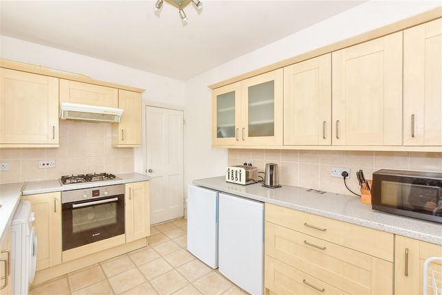 2 bed property, in Ventnor Road, £230,000