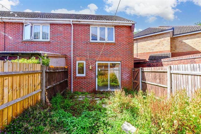 2 bed property, in Grebe Close, £250,000