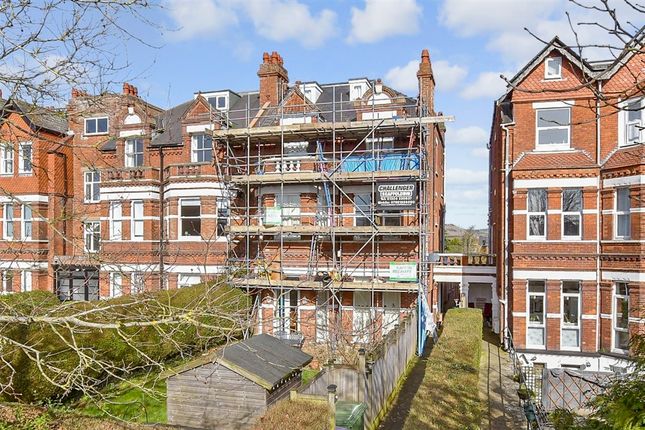 1 bed property, in Shorncliffe Road, £230,000