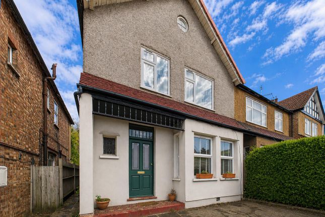 2 bed property, in Harrow View, £400,000