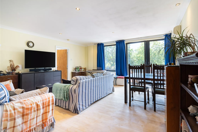 3 bed property, in The Highway, £625,000