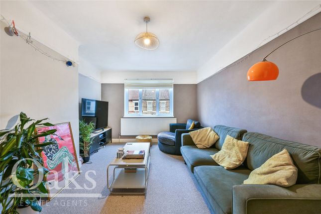 2 bed property, in Stanger Road, £325,000