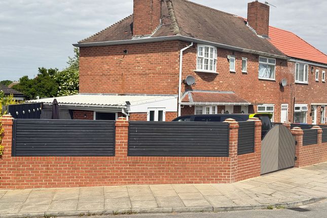 2 bed property, in Lowmead Walk, £120,000