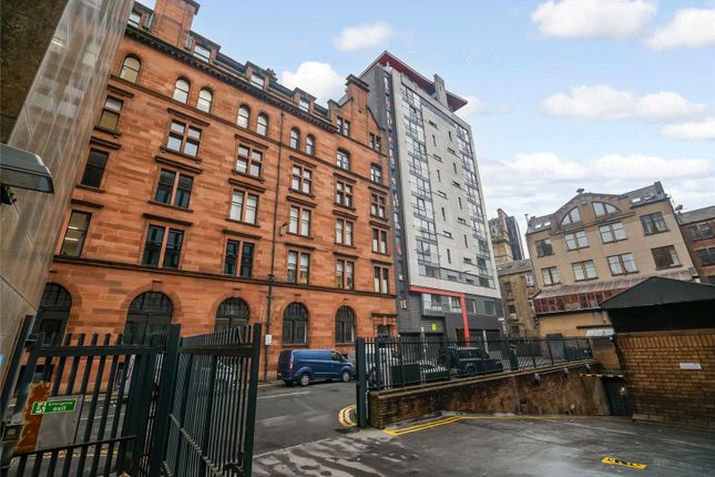 2 bed property, in Holm Street, £198,000