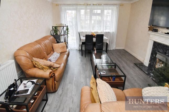 2 bed property, in Acorn Way, £199,000