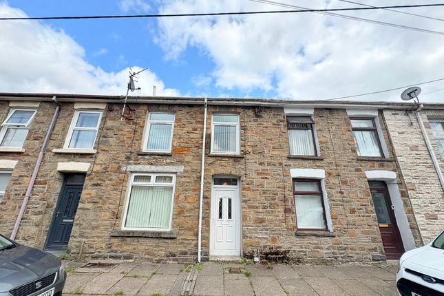 2 bed property, in High Street, £124,995