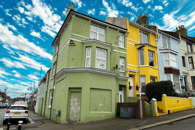 3 bed property, in Whitefriars Road, £300,000