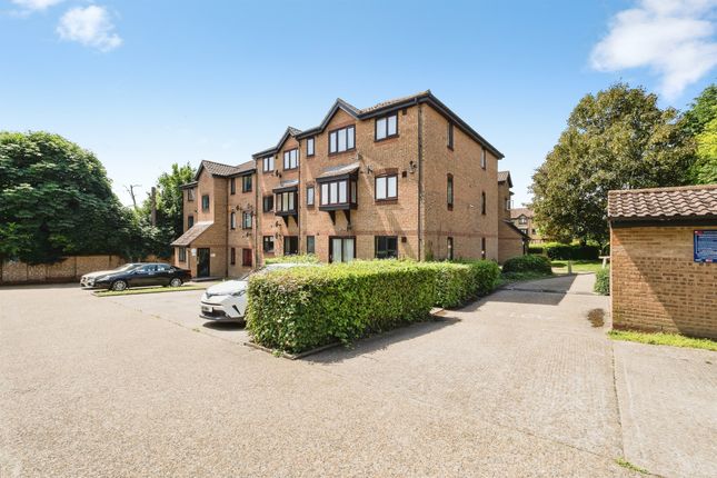 1 bed property, in Linnet Way, £120,000