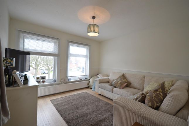 1 bed property, in Leavesden Road, £220,000
