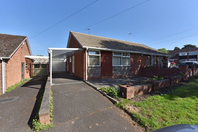 2 bed property, in Kingswinford, £220,000