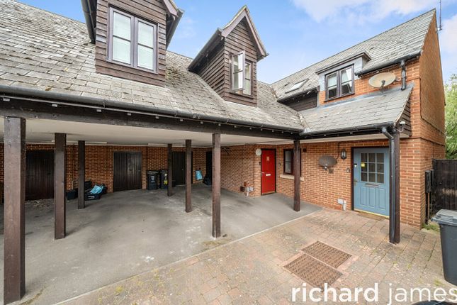 2 bed property, in Oakhurst, £170,000