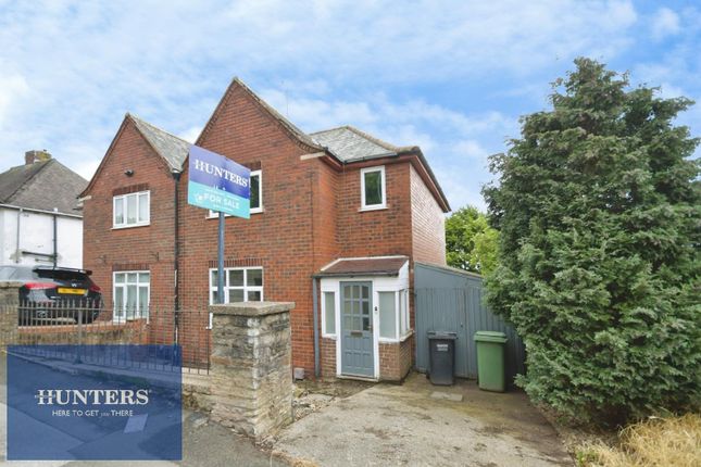 2 bed property, in Handley Road, £160,000