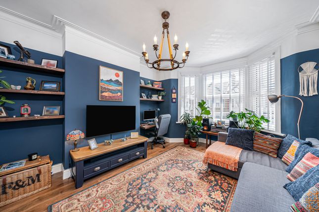 1 bed property, in Westborough Road, £200,000