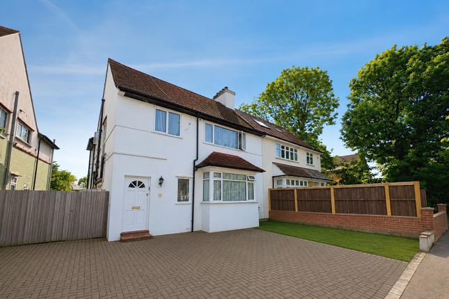 4 bed property, in Forty Avenue, £750,000