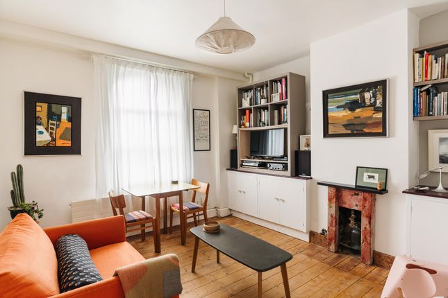 1 bed property, in New North Road, £500,000