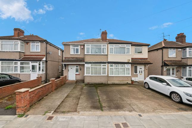 1 bed property, in Wood End Gardens, £290,000