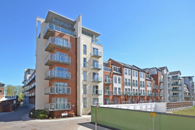 2 bed property, in Cordwainers Court, £265,000