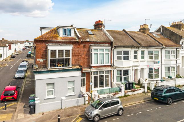 1 bed property, in Cowper Street, £310,000