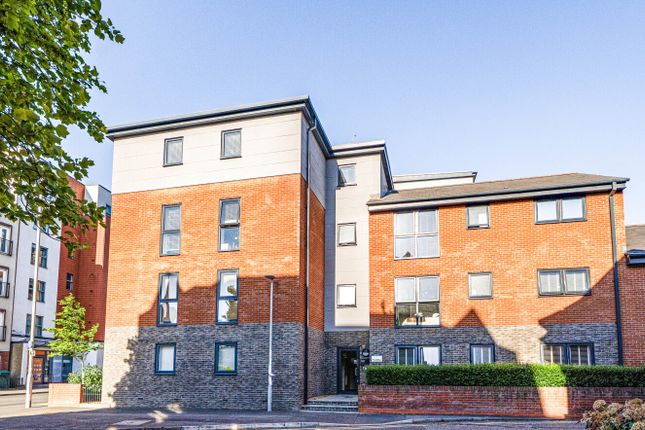2 bed property, in Newark Street, £325,000
