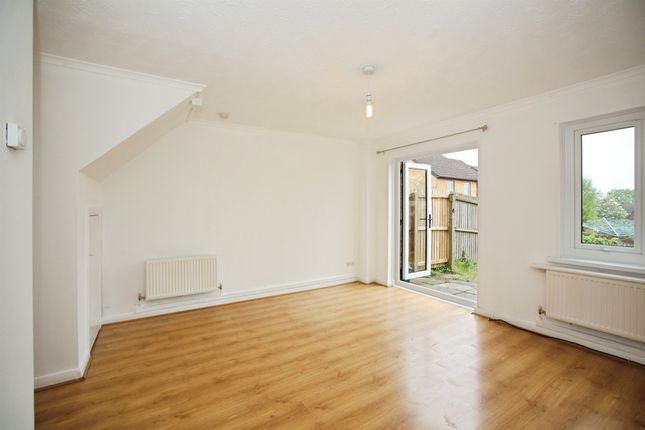 2 bed property, in Clos Myddlyn, £180,000