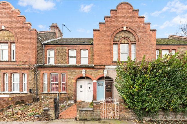 2 bed property, in Lea Bridge Road, £350,000