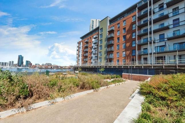 2 bed property, in Denyer Walk, £210,000
