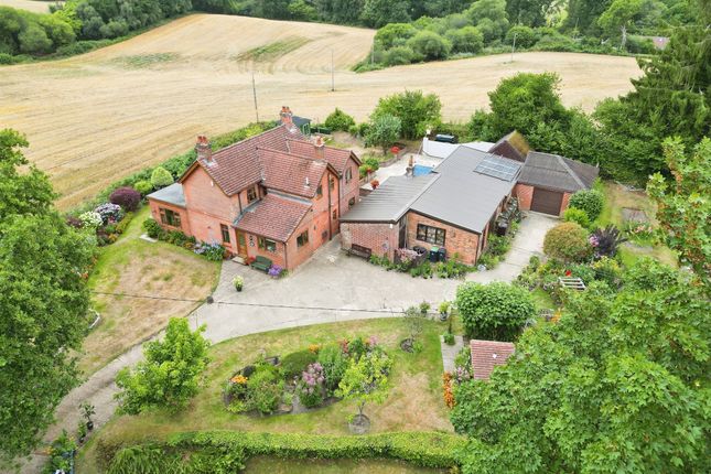 4 bed property, in Broxhill, £950,000