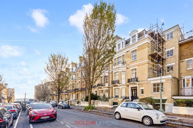 1 bed property, in First Avenue, £190,000