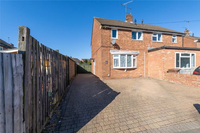 2 bed property, in Hornsby Close, £300,000