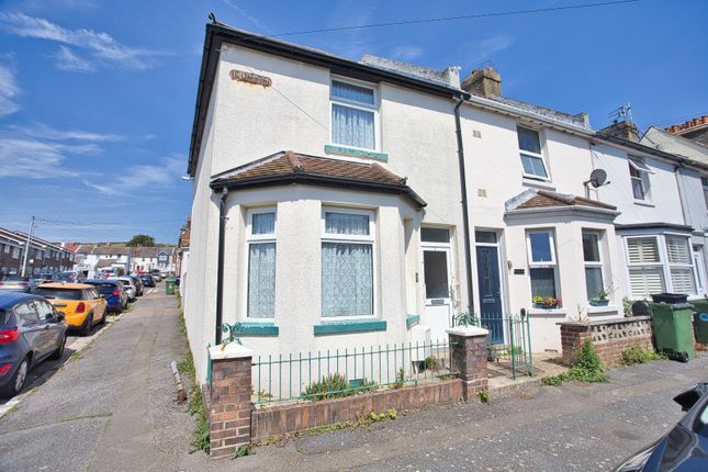 2 bed property, in Elm Road, £200,000