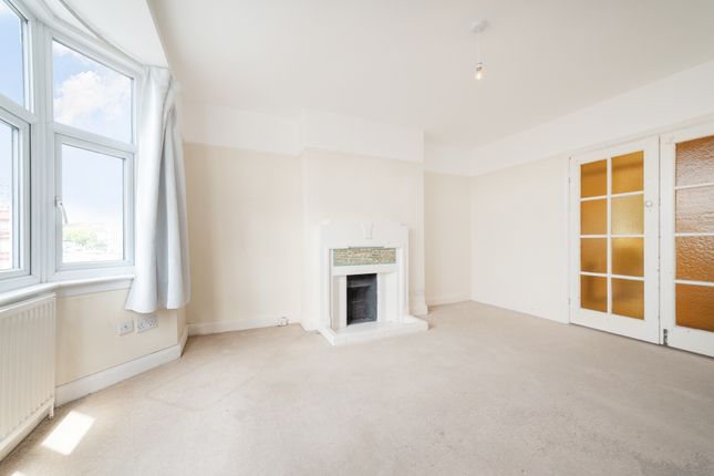 3 bed property, in Frognal Court, £495,000