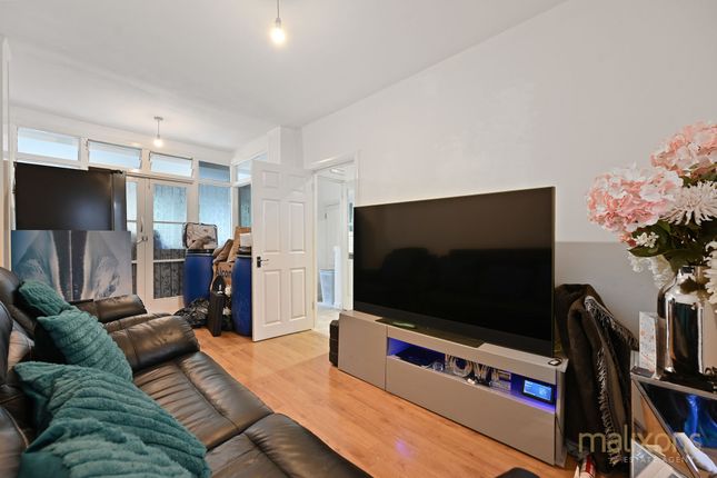 3 bed property, in Estcourt Road, £450,000