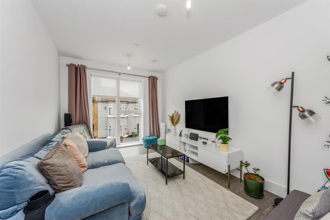 2 bed property, in Pretoria Avenue, £450,000