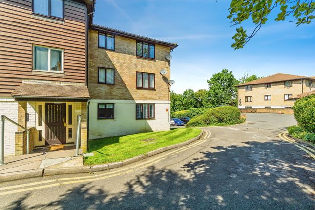 1 bed property, in Fairbairn Close, £170,000