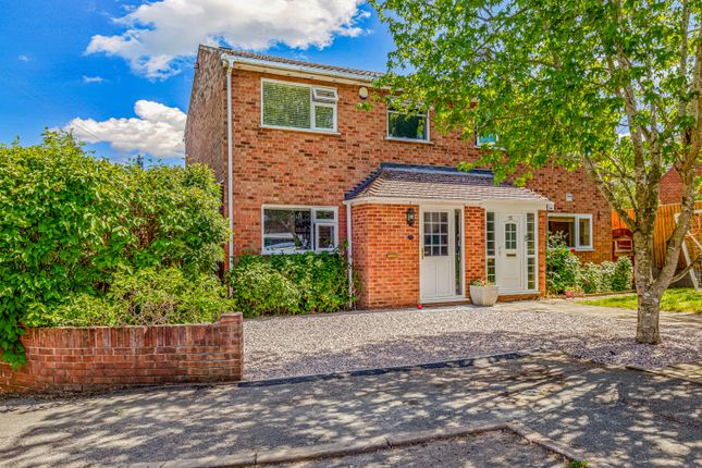 3 bed property, in Jennett Close, £280,000