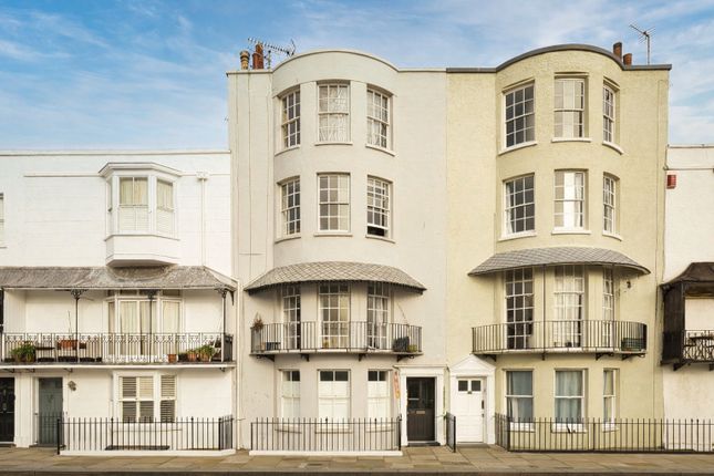 1 bed property, in Spencer Square, £180,000