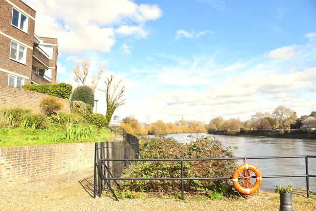 2 bed property, in Julius Court, £315,000