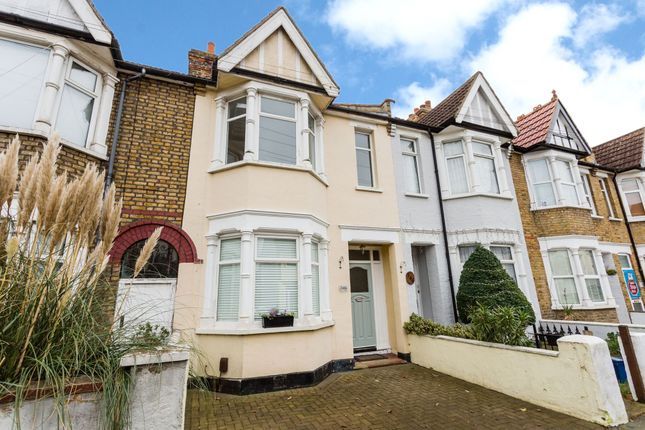 3 bed property, in Central Avenue, £325,000