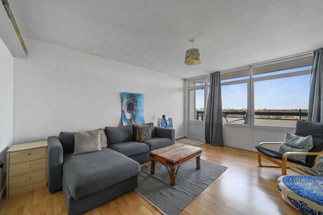 2 bed property, in Daubeney Road, £325,000