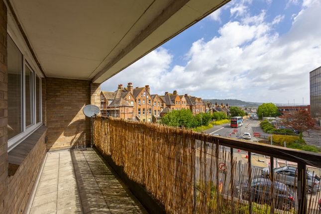2 bed property, in Cheriton Gardens, £180,000