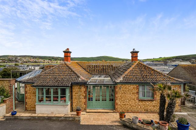 5 bed property, in Hill Close, £735,000