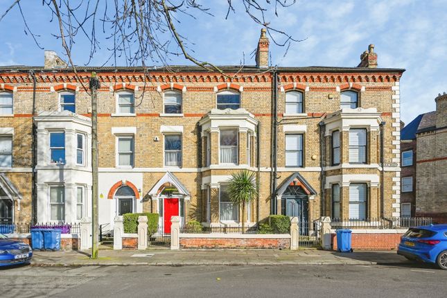 6 bed property, in Park Way, £550,000
