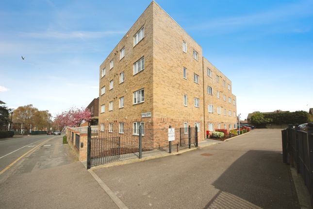 1 bed property, in Marsh Road, £130,000